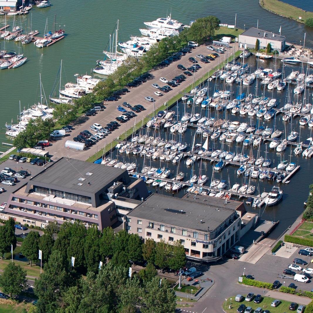 Een prachtig 4 sterren hotel in Lemmer met vergaderzalen, feestlocatie, jachthaven en bungalowpark. Je twittert met: Paulien Sprik & Sanne Boschma