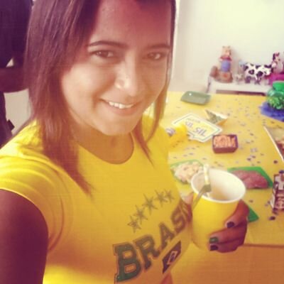 Se um dia te magoarem, olhe para cima e continue caminhando. Faça eles se perguntarem porque ainda está sorrindo.