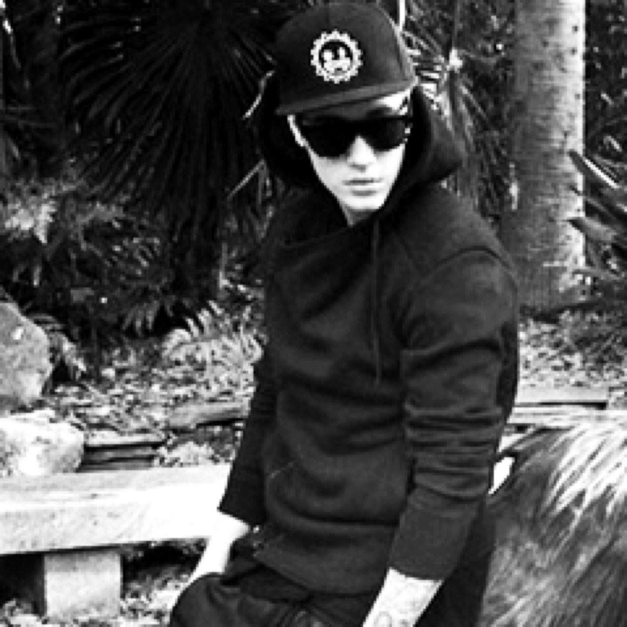 go follow @dylanograndex bc free follow