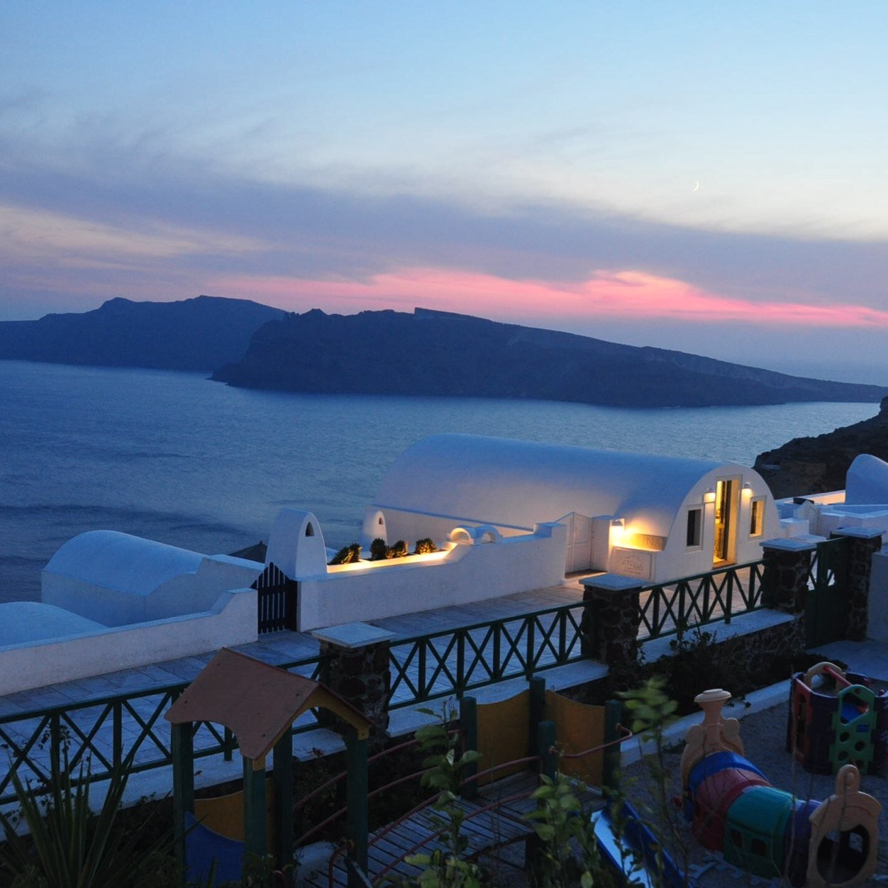 Stelios Rooms consists of four rooms, all of which have views of the Aegean Sea and the Caldera.