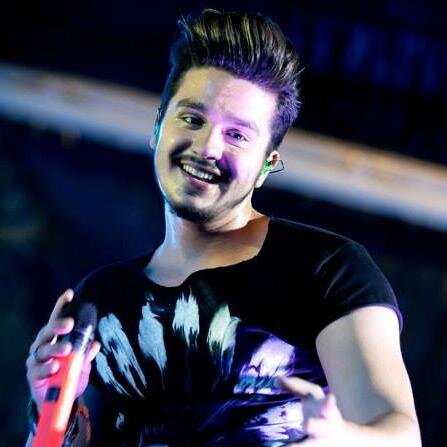 Eu me coloquei em segundo lugar, só pra deixar você em primeiro.Eu passei a amar menos as pessoas, pra poder te amar mais.
 @luansantana @CHRIS_LEAO follow ;)