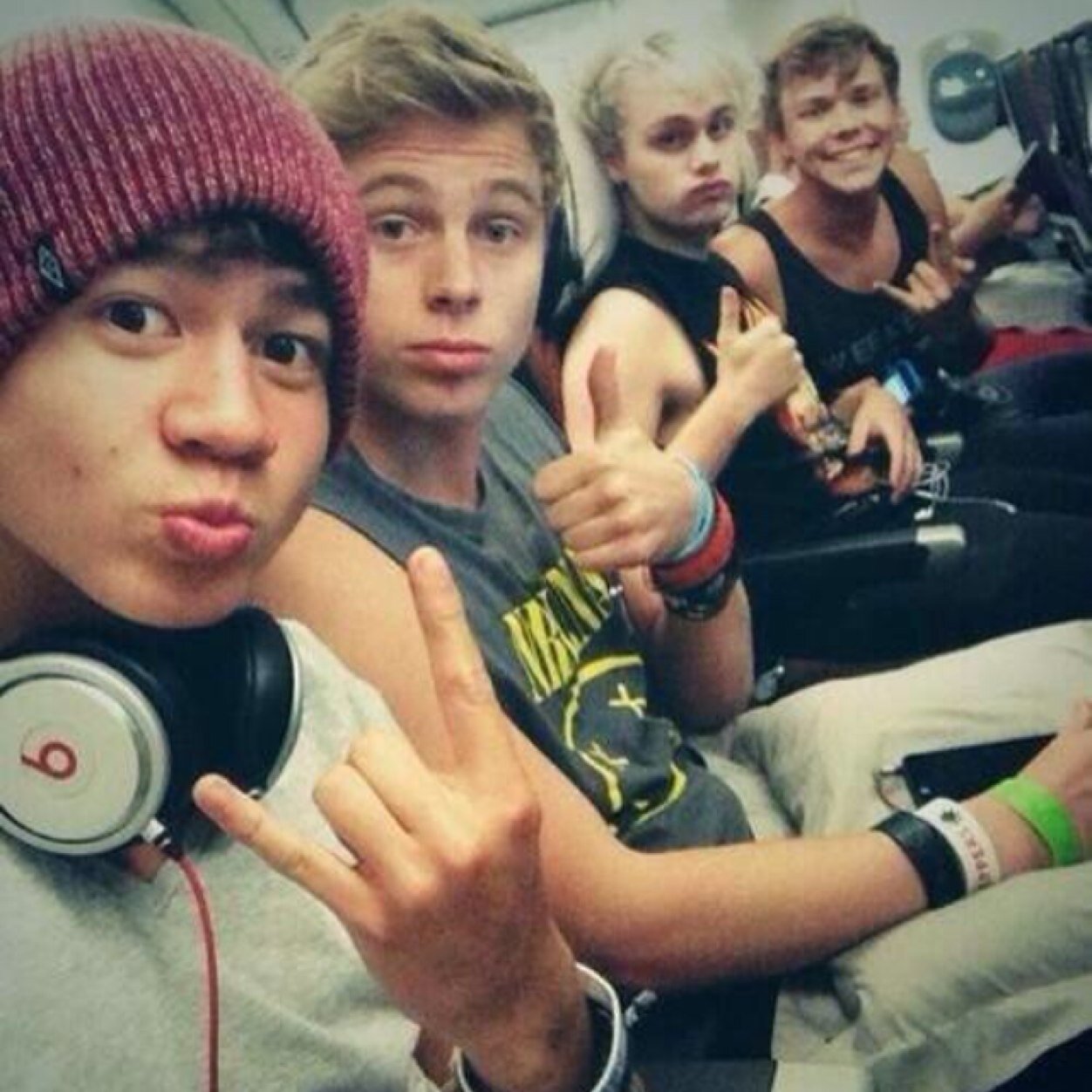 Hey love please follow @xjusteviex and @Kit_kath_ we follow back :) x Please RT https://t.co/Vcpxau798w