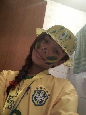 entrei no ônibus lotado comecei a contar minha história de vida contei que era belieber e eles se levantaram, começaram a me dar lugar e a falr sinto mt.