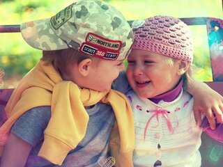 Любить пылко - это, конечно, прекрасно, но любить самоотверженно - ещё лучше... Истинно любят только тех, кого любят даже в их слабостях и в их несчастьях. Щади