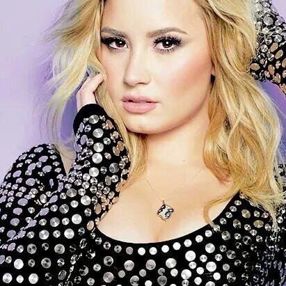 Think button and follow the butt demi♥  @ddlovato Istagram :http://t.co/yWBLQbTkD7