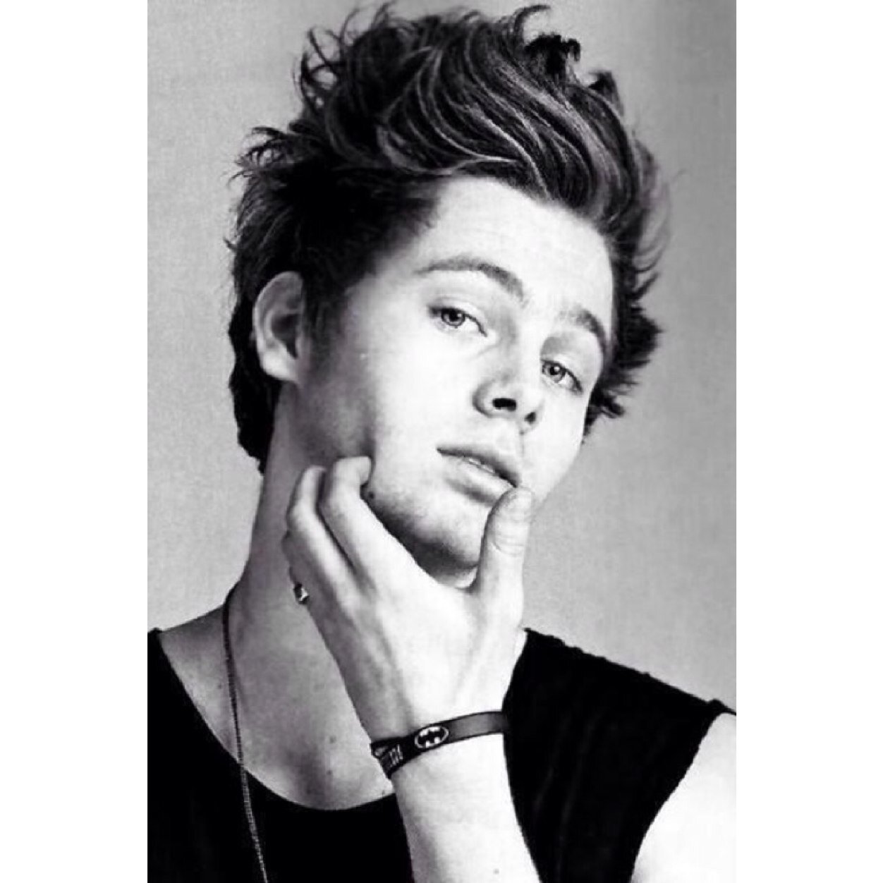 this is a free follow bc ily a lot :-) love, @ofmgc