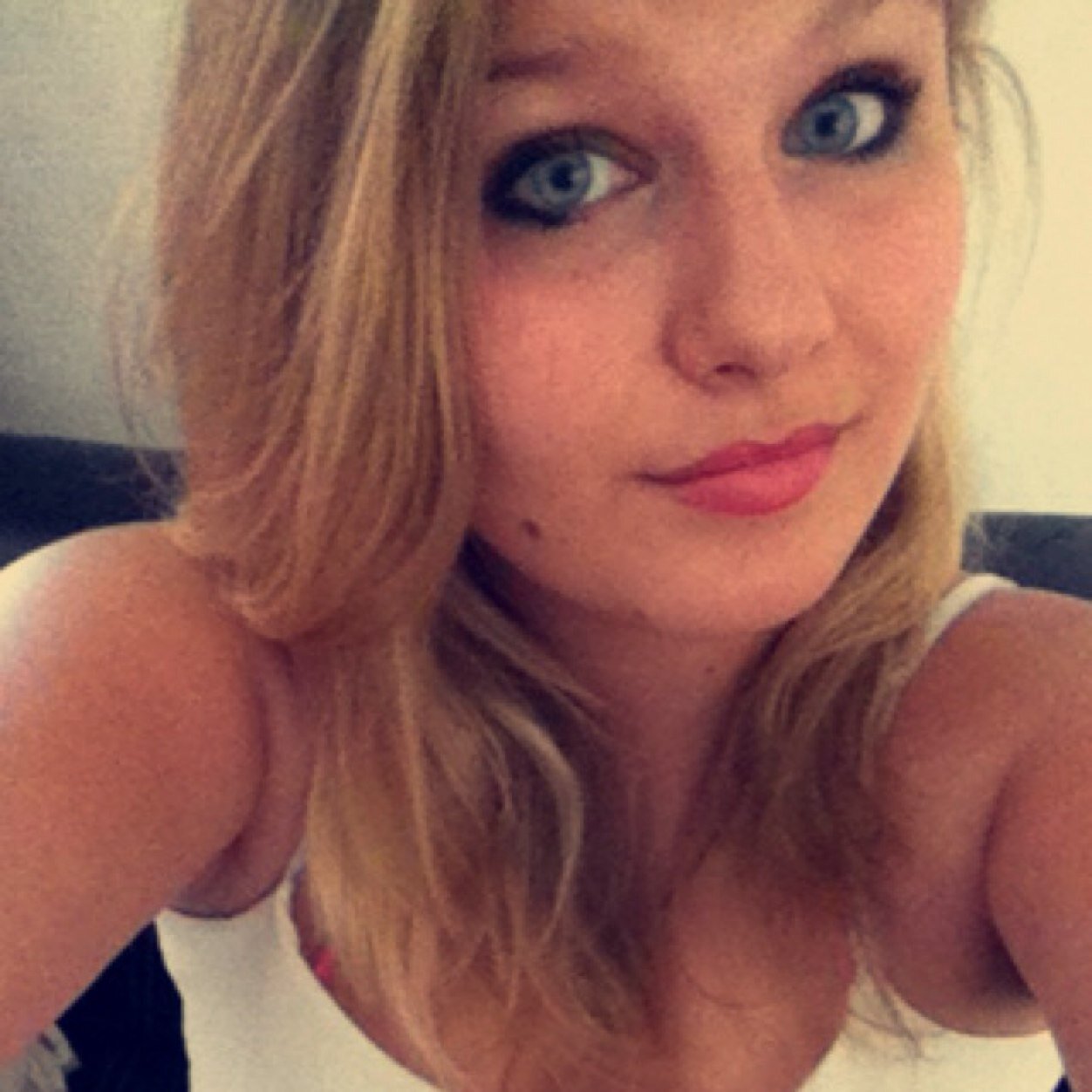 Mathilde, 15 ans. Je follow back. Instagram : mathilde8344012