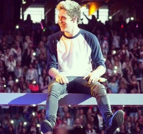 Can you please follow @niallftjmo and not this acc? :)