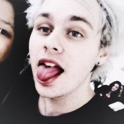 these gifs of michael clifford from band 5SOS will make you hella wet