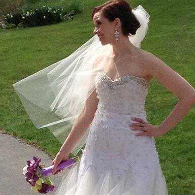 Custom hand-made wedding veils at a fraction of bridal salon prices. You have the dress of your dreams, now get the veil of your dreams! Made in NYC.