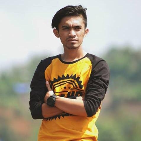 simple-apa adanya-murah senyum -seniman berowok :) its oke