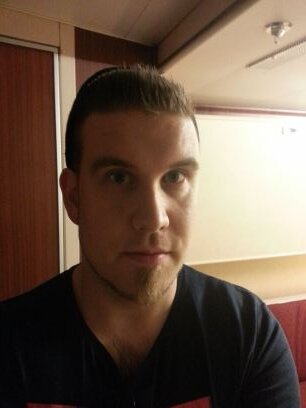 23-vuotias, eläkkeellä oleva laivabasisti.
Heteromies mahtivalkoinen kaikin kuviteltavissa olevin etuoikeuksin.