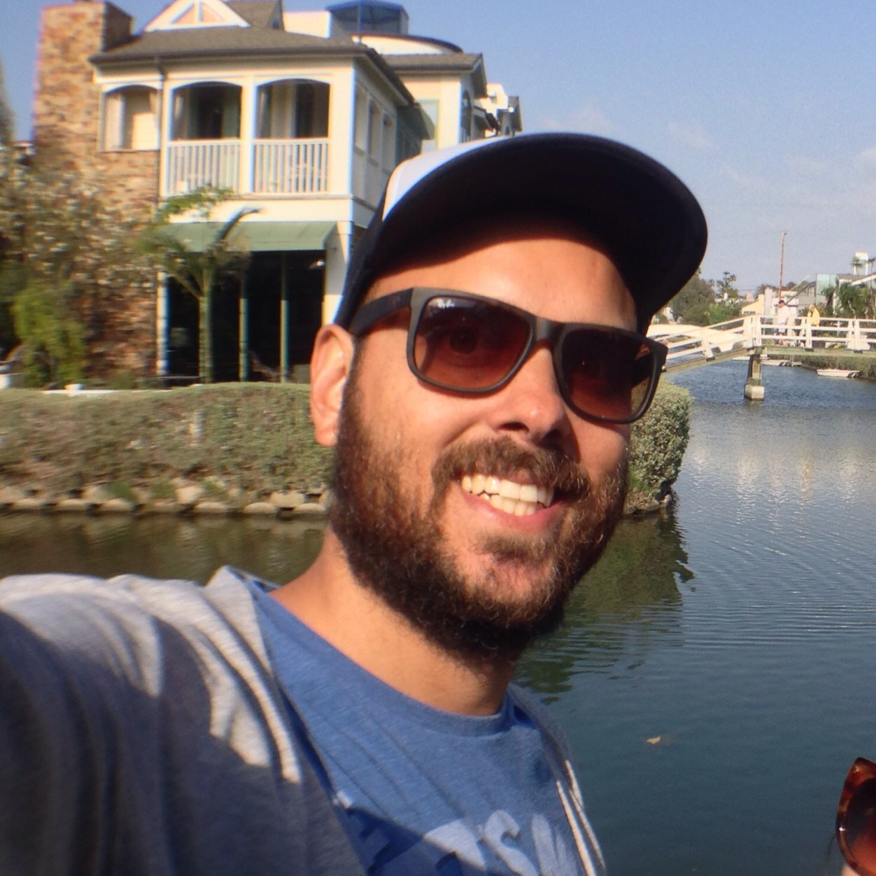 RoVinciprova's profile picture. Por aqui torço e corneto o SPFC e recomendo as series e filmes que vejo e gosto.