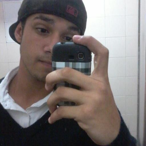 Sonhando em ser cantor, toco violão, componho musicas, e se Deus quiser um dia conquisto o que quero.  Deus 3