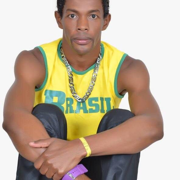 PROFISSIONAL DE EDUCAÇÃO FÍSICA , Educador Físico Pós-Graduado em Medicina do Esporte, CANTOR ; ATLETA E MODELO .