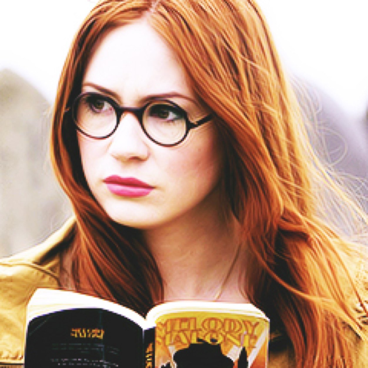Dicen que puedo ver lo mejor de las personas. Pelirroja, ojos verde esmeralda. Decidida, valiente, terca y enamorada de mi dolor de cabeza personal James Potter