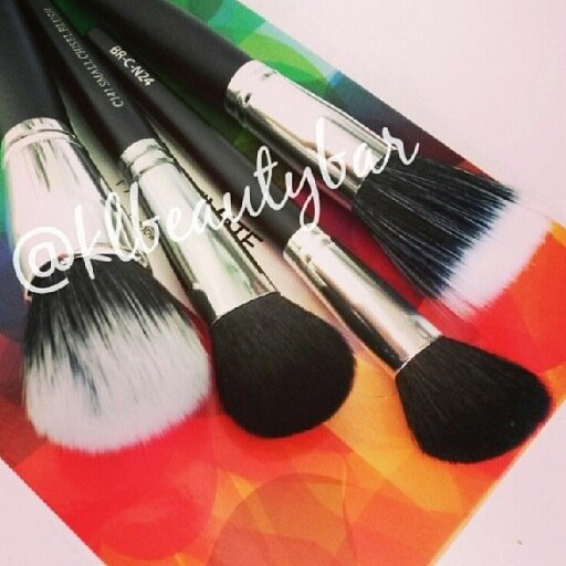 #makeup ♥ En venta Paletas de sombras, labiales, blush, primers, y más! Entregas a domicilio en Ecuador. Pedidos por DM o en kaelebeautybar@gmail.com