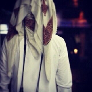 أنا شيء من أمي،وأمي ضياء بسمتي وكل أشيائي.