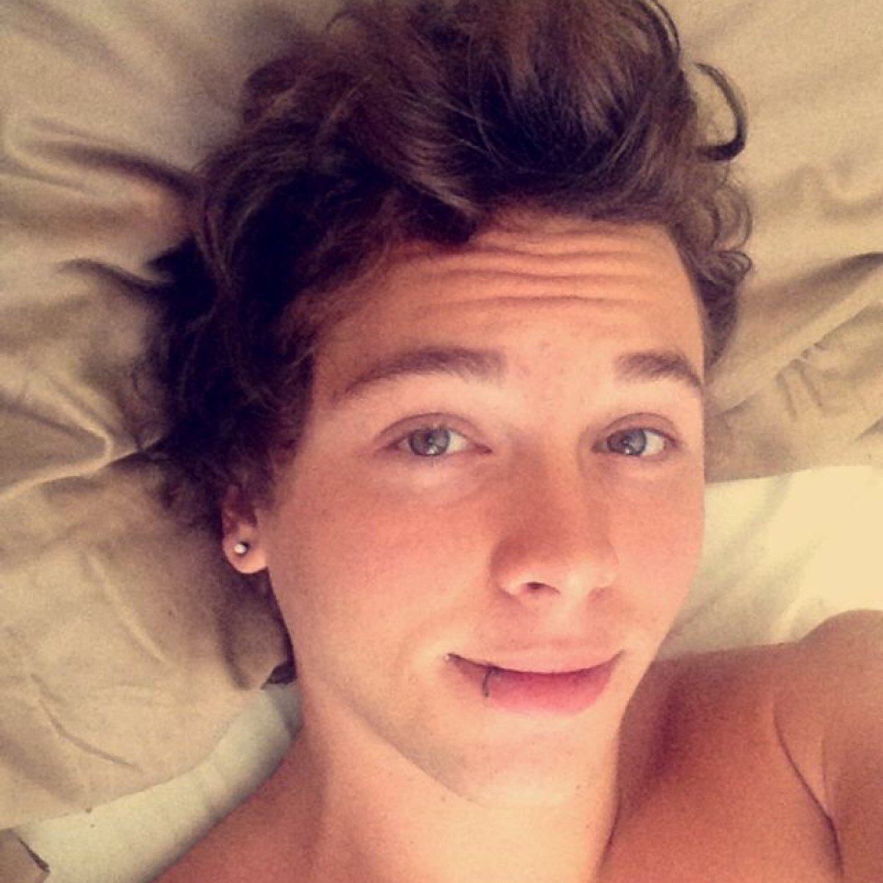 Dont follow this account but follow @MlXTAPEMlCHAEL bc she gave you this free follow