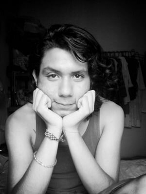 Un chico que tiene una mente trastornada, así es, su mayor inspiración es Paramore y Lucielovesyouuu.
