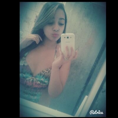 Ela que vive com a cabeça na lua, com a música no ouvido e o coração na boa ♪ ❥