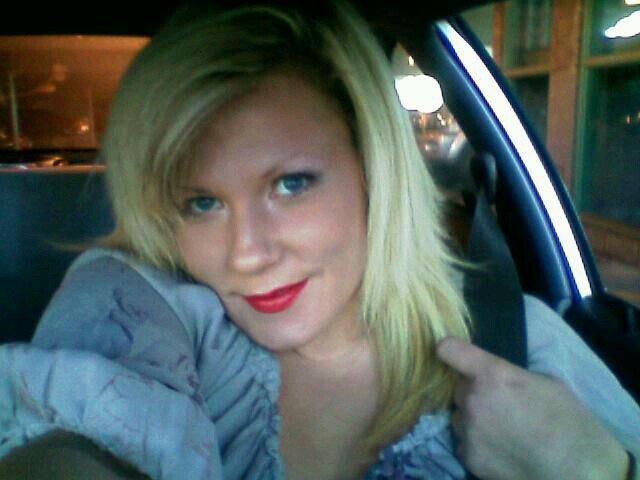 theatomikblond's profile picture. 