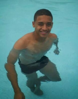Não me julgue, atrás do meu sorriso tem uma história que você não conhece.