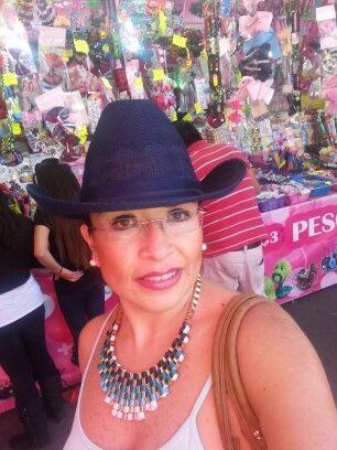 Estudios de Comercio. Convivir con la gente me puede encantar. Me encantan las bolsas, zapatos y los sombreros y gorras de todo tipo; tengo toda una colección.