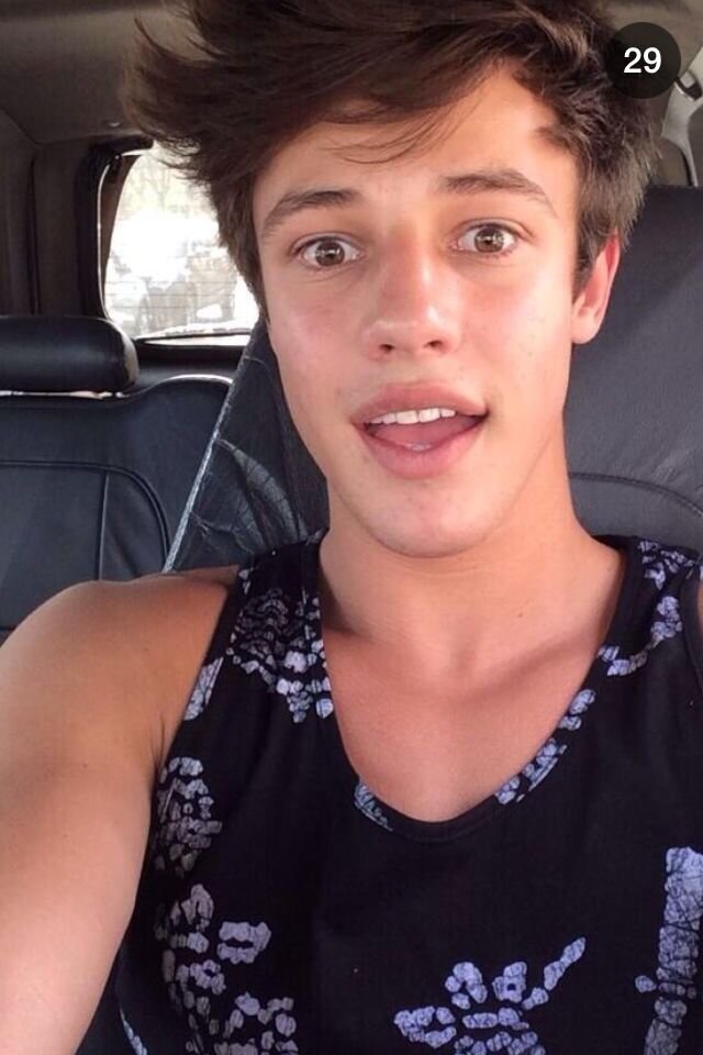DONT FOLLOW THIS ACCOUNT FOLLOW @mahonexjacob PLEASE :)