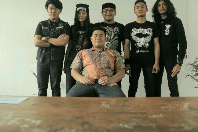 Official twitter of Mr.Life band | Modern Rock | Vocalist : @gyllarrock, Guitarist : panji, Drummer : @dickyPearlred, Bassist : Rafi