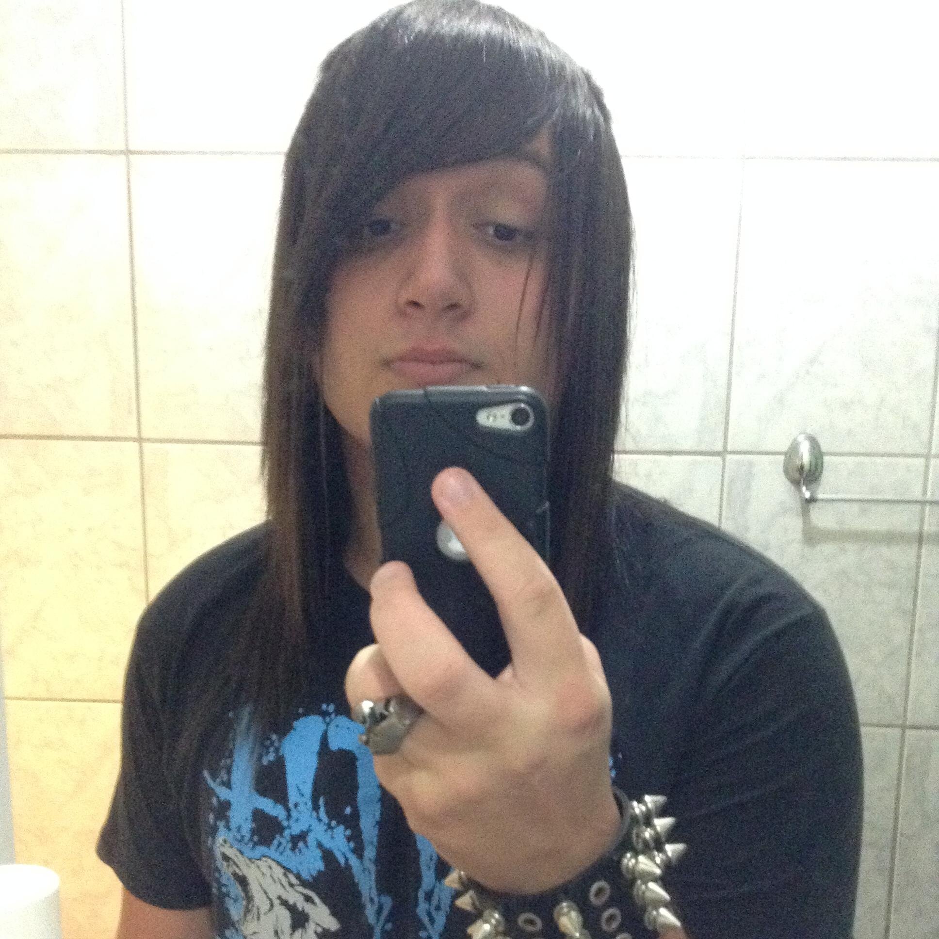 Iae,tenho 15 anos,moro em Sao Paulo-Zona Leste-sigo o estilo visual Scene Kids,curto mt Post-Hc;DeathMetal,Metal Core entre outros...