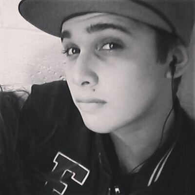 Libriano 17 anos, ouvindo rock sempre, vivendo muuuito feliz com a @_Feernaandiinha 3...chato, insuportavel, irritante, bastar me dar um motivo pra ser assim ;3