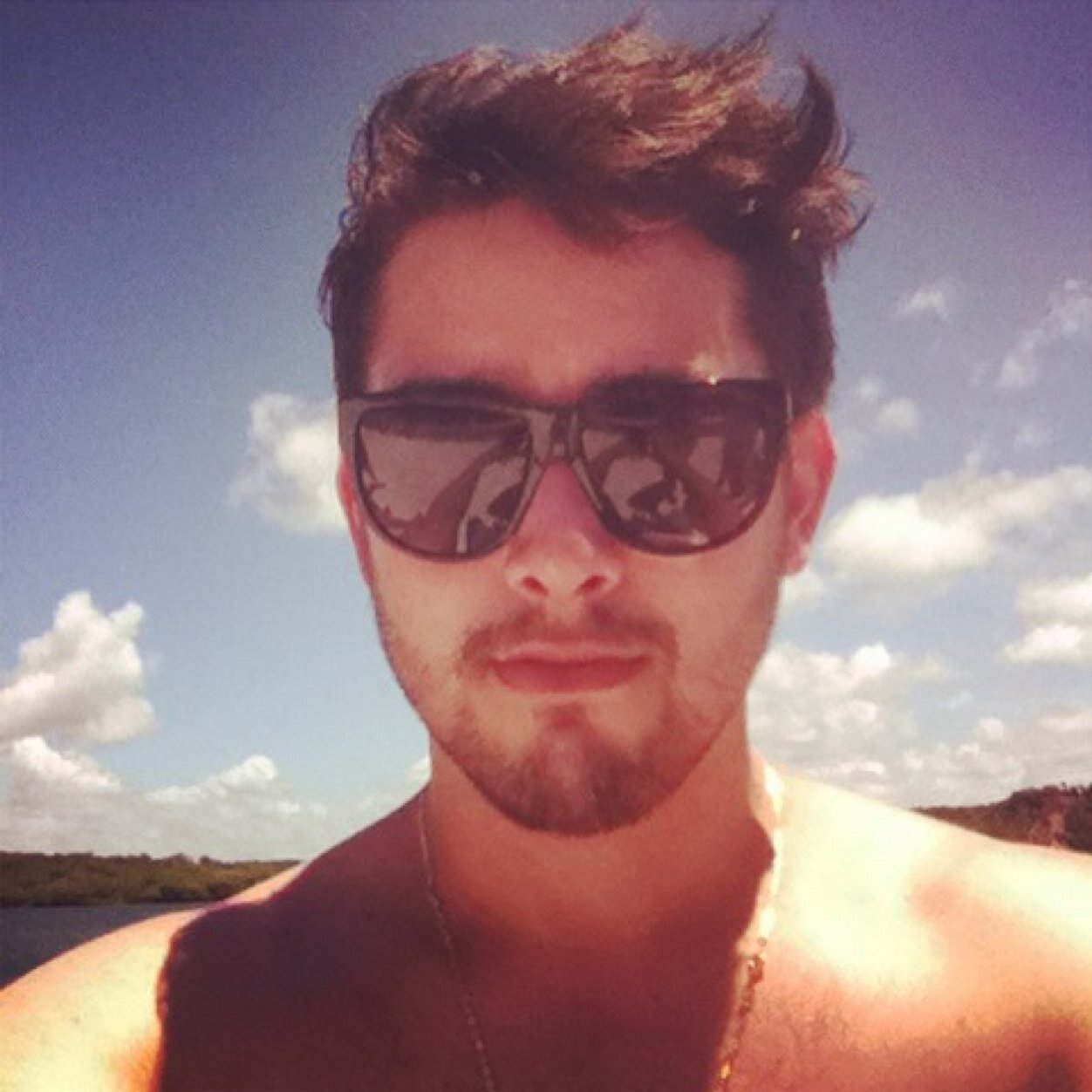 Pernambucano,Brasileiro,estudante de Relações Internacionais.//
I'm a Brasilian and I'm a studant of International Realations too.
Let's enjoy guys.