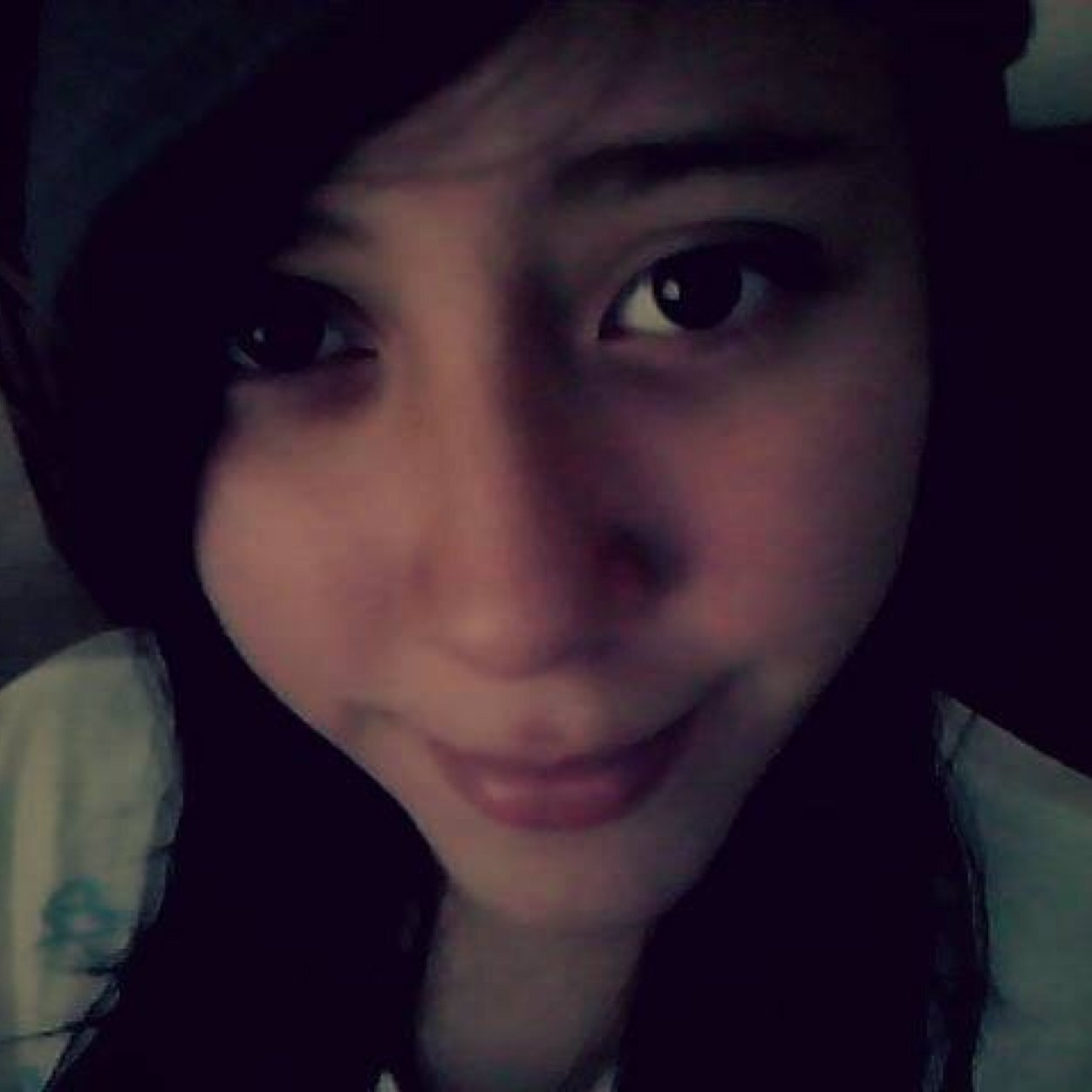Em...¿Hola?, chica medio mexicana y española ._. Adoro los gatos:3 // 17 años x3 PD: si me sigues, no dudeis en que os seguire de vuelta :3.