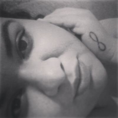 Quem se descreve , se limita .