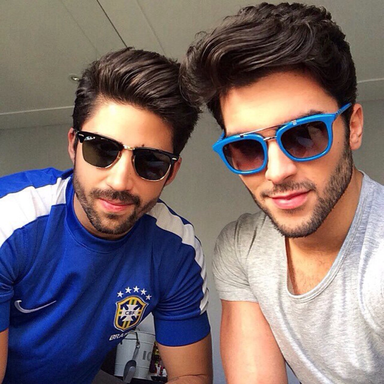 #HFC ازرق وابيض وسيم ذات ٢٤ عاماً جامعي يطمح للأفضل دائماً احب الجميع واظن ان الجميع يحبني صاحب غمازتين