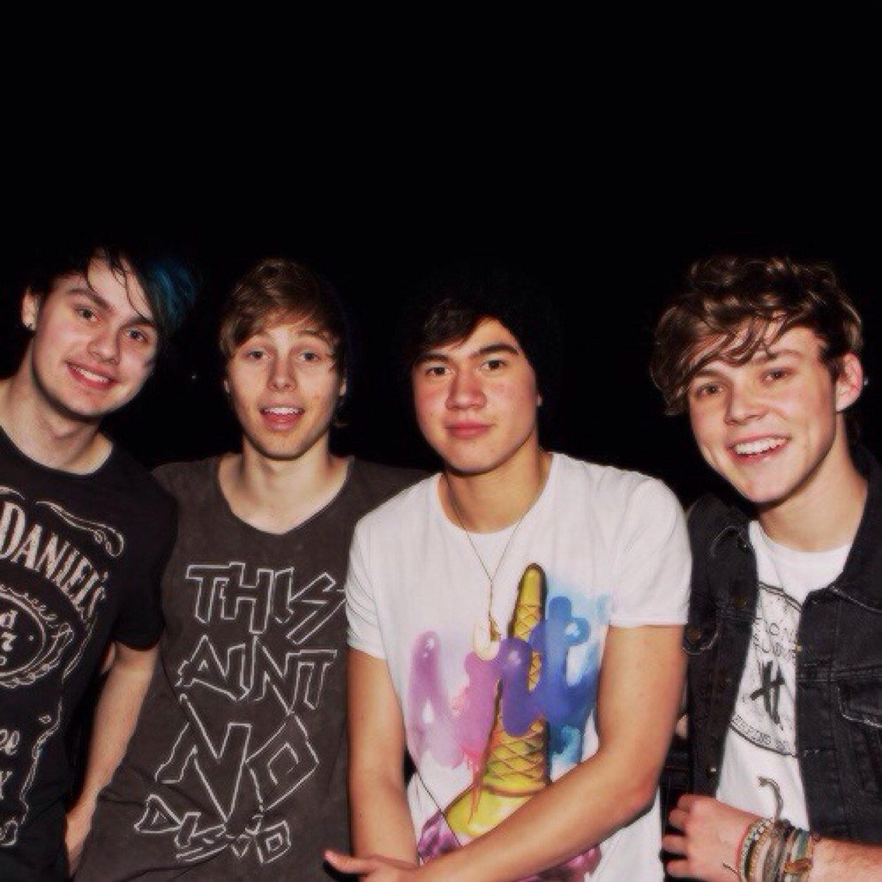 if you vote for me and dm me proof, i will write your name down and give it to 5sos if you win so that they follow you!
