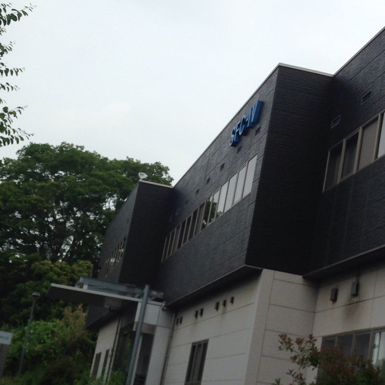 sfc_iv_shared's profile picture. 慶應藤沢イノベーションビレッジシェアドオフィスのアカウントです。起業や新たなプロジェクトを立ち上げようとする学生を応援するコワーキングス ペースとなっています。ビジネス書の貸出や会議室の利用が可能で、キャンパスいる時とは違った気持ちで作業や会議に臨めます。
http://t.co/TB75pSa67Z