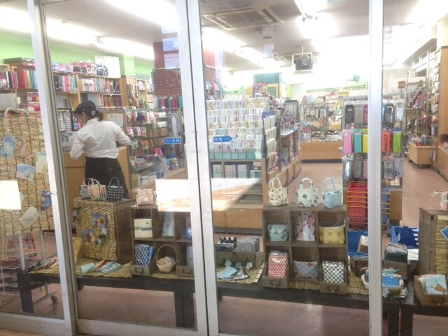 大阪の南海電鉄「住ノ江駅」の改札真下にある、本屋さんです。本以外にも、文房具や雑貨なども置いてますので、一度覗いてみてくださいませ。TEL 06-6675-1953