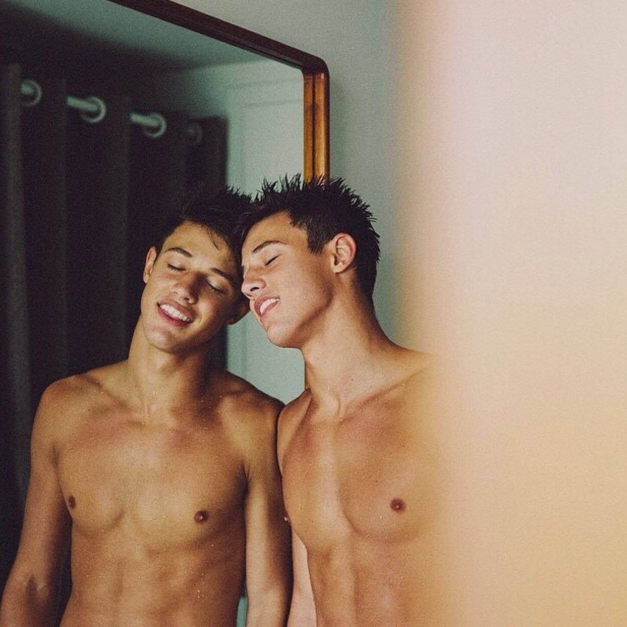 ❤️Follow @Smileyxcam because she just gave you a free follow  & @Bren_Lunn ❤️
