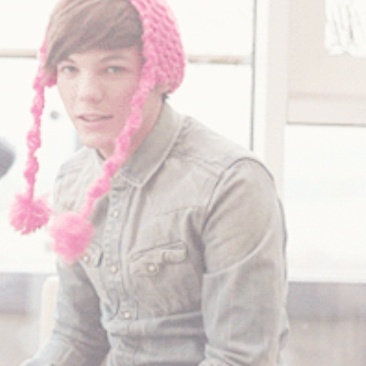why is michael clifford and louis tomlinson on my tl