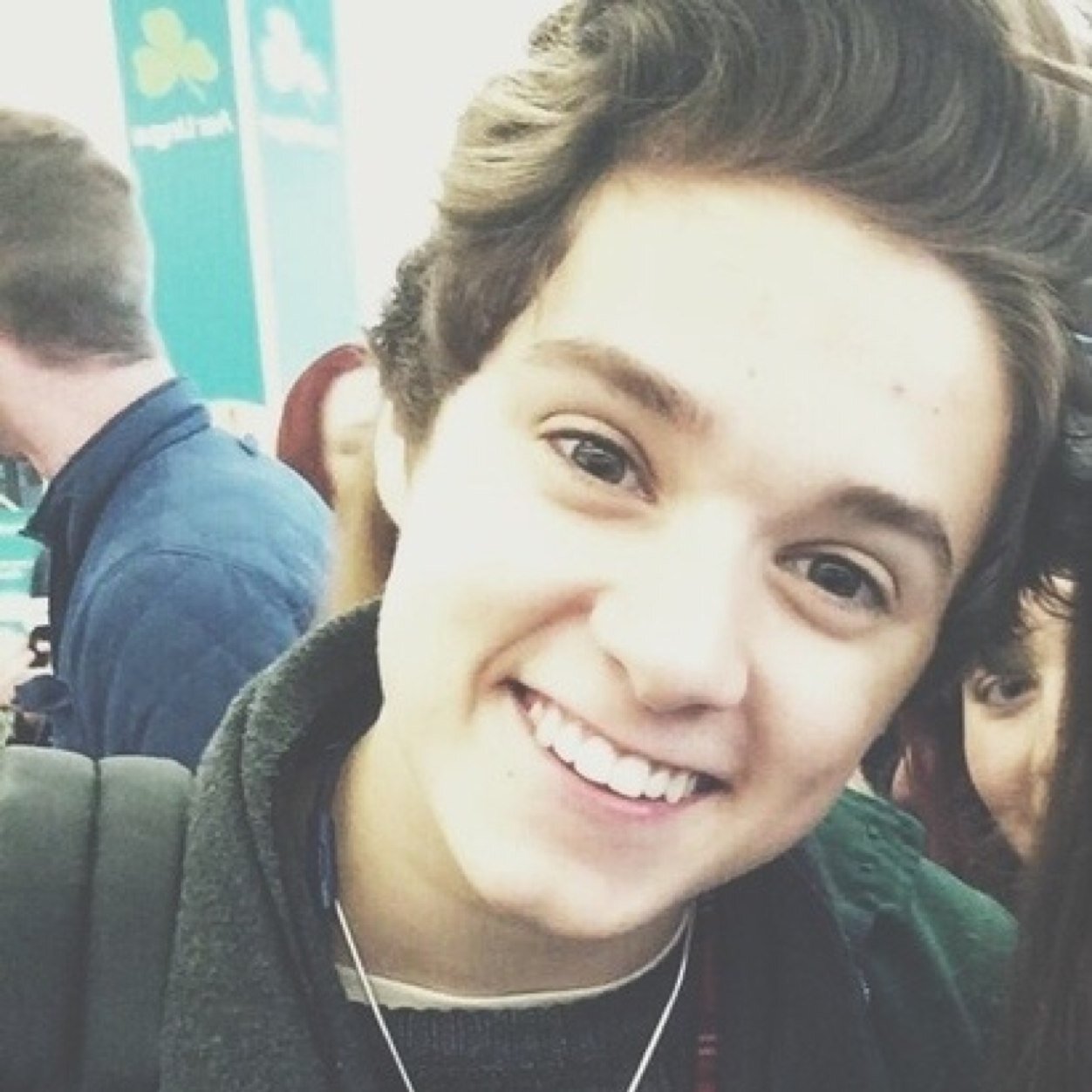 cheeriovamps's profile picture. You could say i'm a happy person who supports Ariana Grande, The Vamps & One Direction