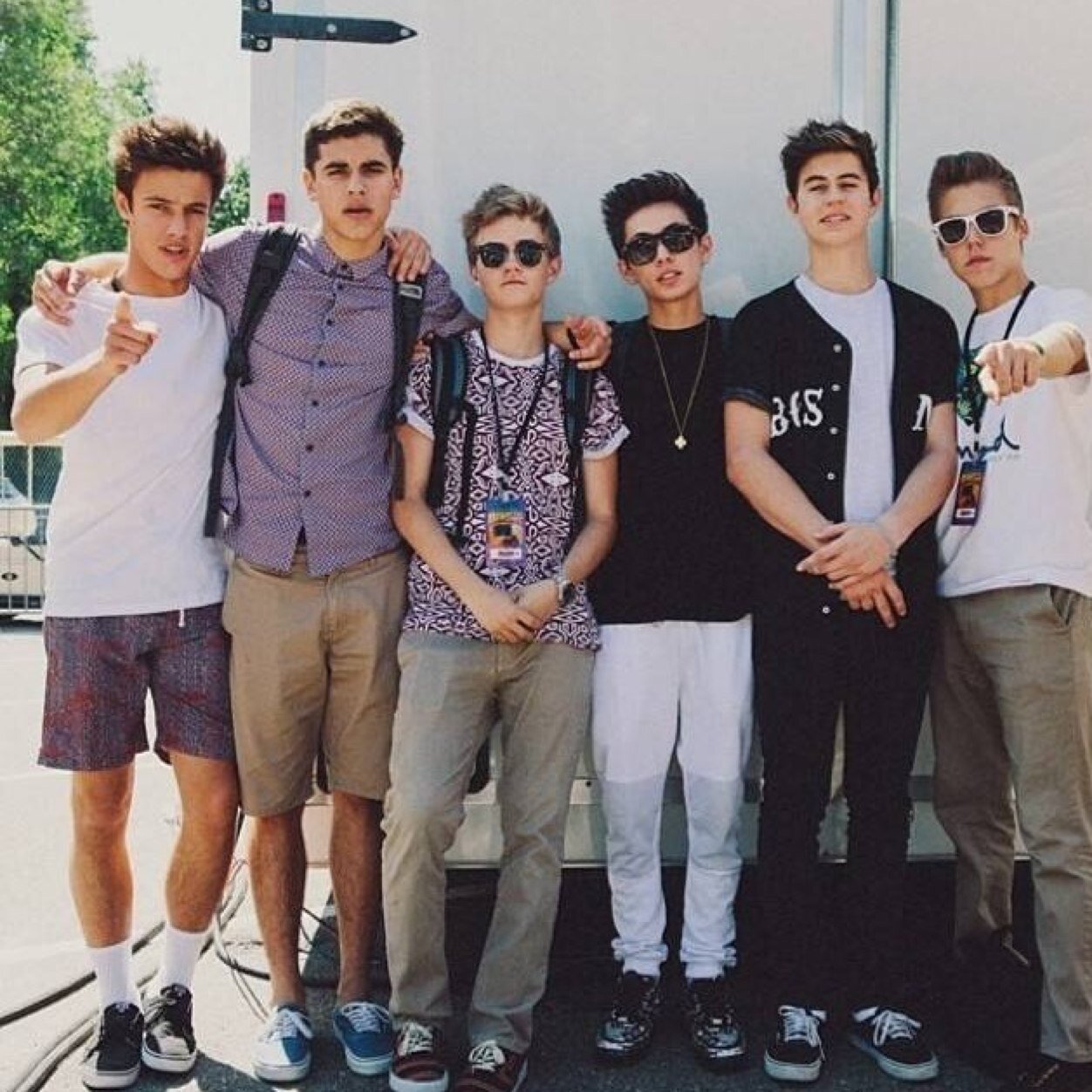 Free follow. 
Follow @_magcon_wife