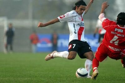 Pepey Moreira oriundo de Linares, Director Esc.Administración y Comercio, Profesor de Ed. Física y Ex futbolista. Amante de su esposa y sus hijos Lucas y Mateo