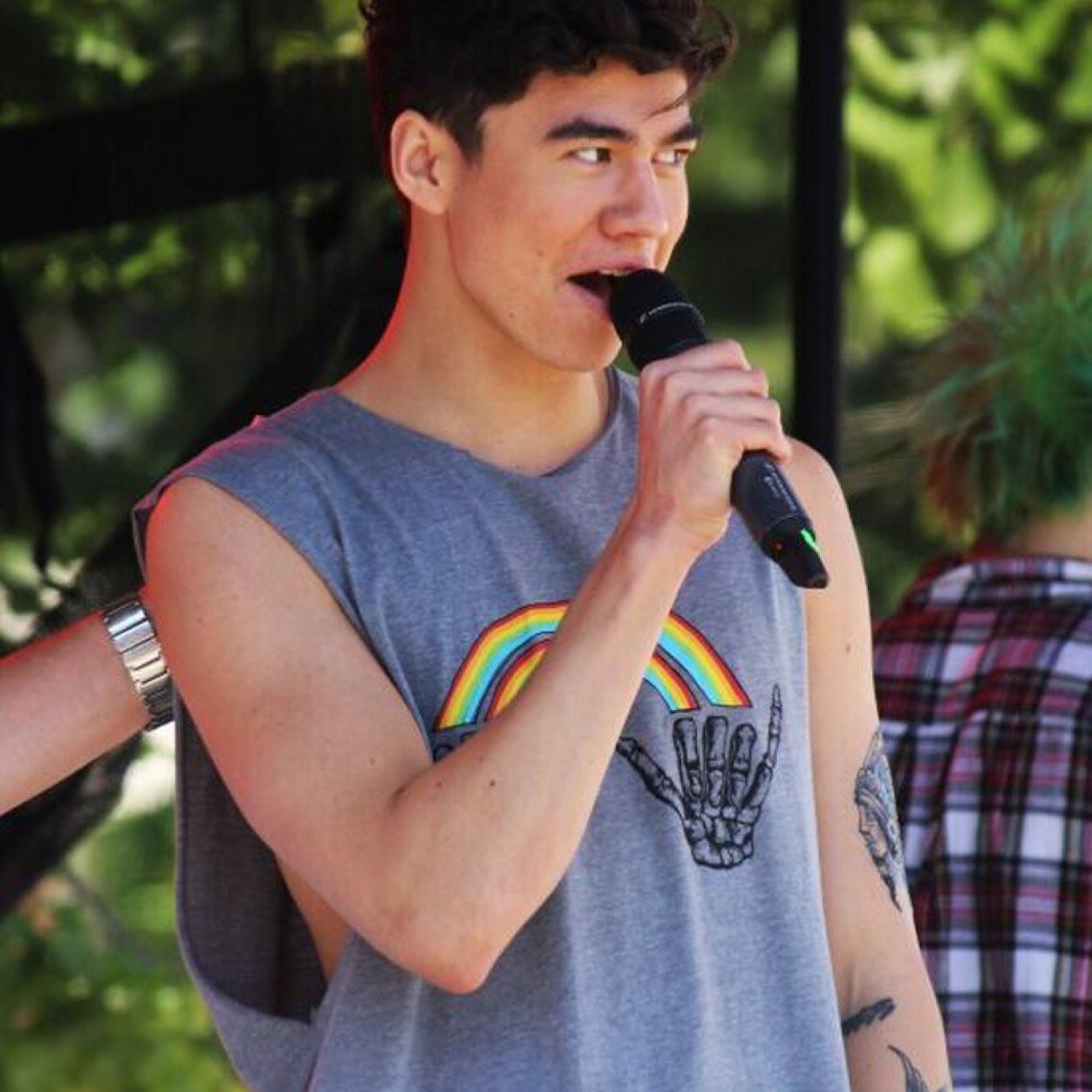 hii could you please follow @mxllya