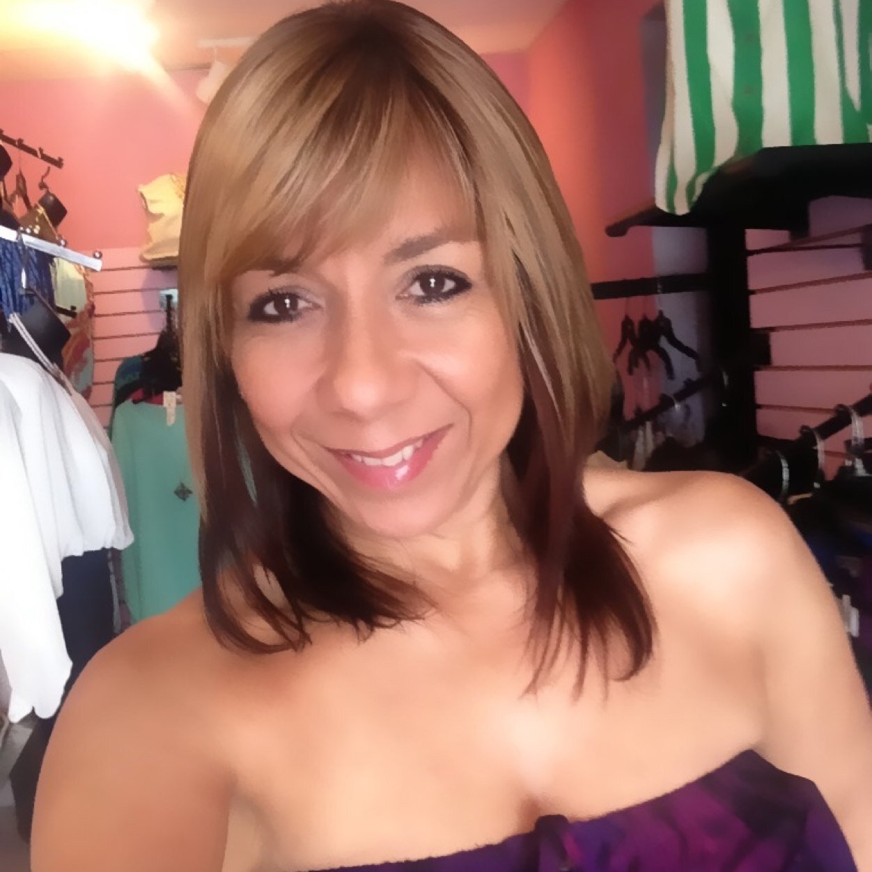 Soy una Mujer luchadora, Amable, Cariñosa
y de mucha Fe!! y Propetaria de PARIS BOUTIQUE EN HATO REY
Tel 787-753-4645.
Tambien me puedes seguir por Facebook.