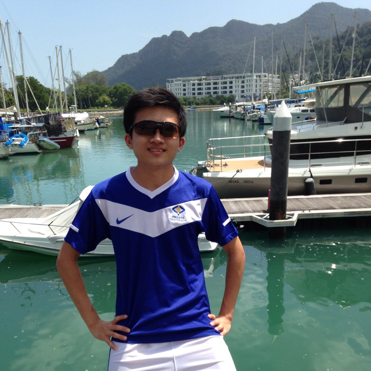 chinliang1994's profile picture. Know a man's attitude when he is at his best, judge his patience when he is at his worst.