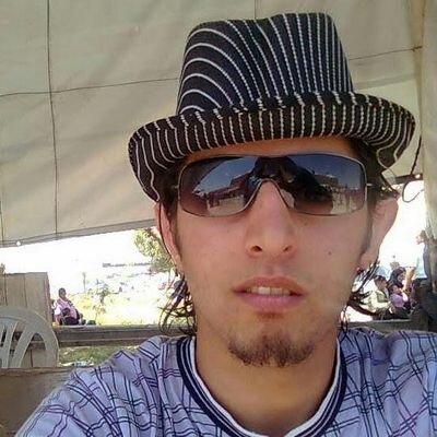‏عايش حياتي وراضي