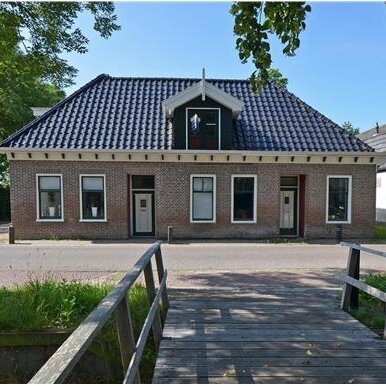 Te koop: riante gerenoveerde woning te koop aan de Heerenweg 30 in sfeervol Barsingerhorn. Een karakteristiek pand met historie. Welkom in West Friesland!