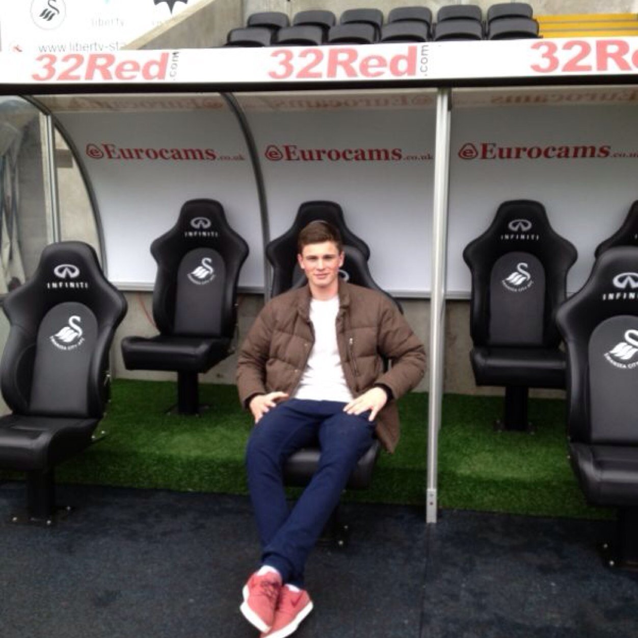 jellyhopp's profile picture. 🔴⚪️⚫️